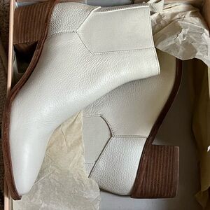 CHINESE LAUNDRY Filip Bootie Ecru size 7.5/38